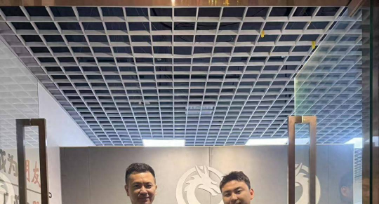 七载携手 智驱未来——江门华企李景达回访齐辉照明，共探外贸数字化新机遇